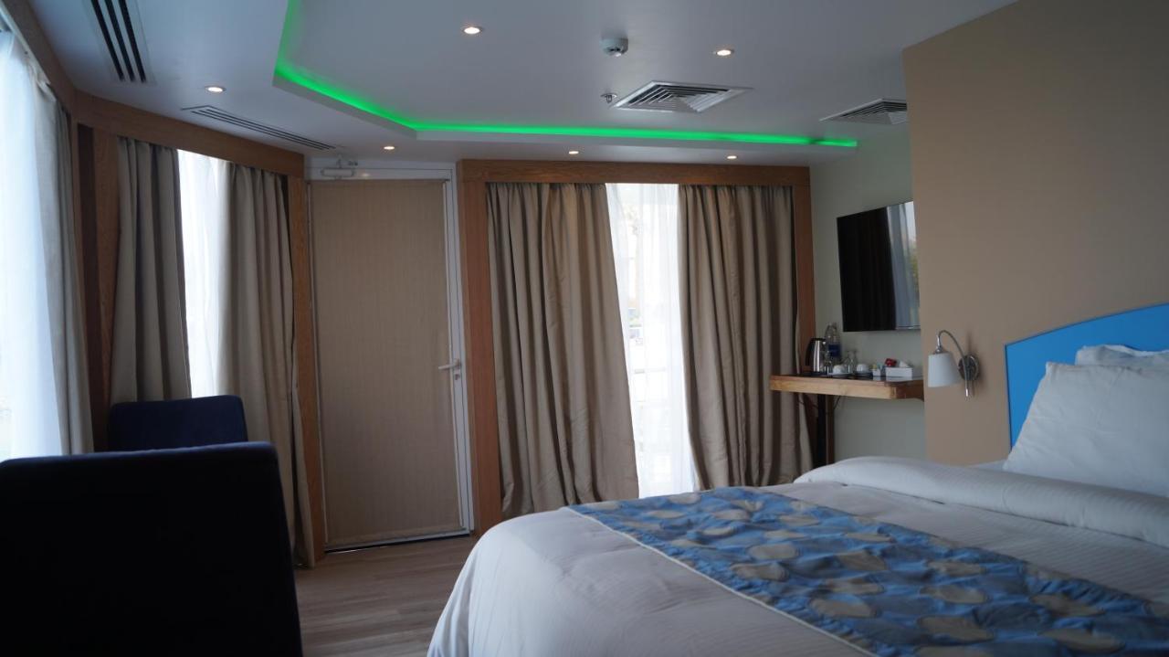 C 3* Manama